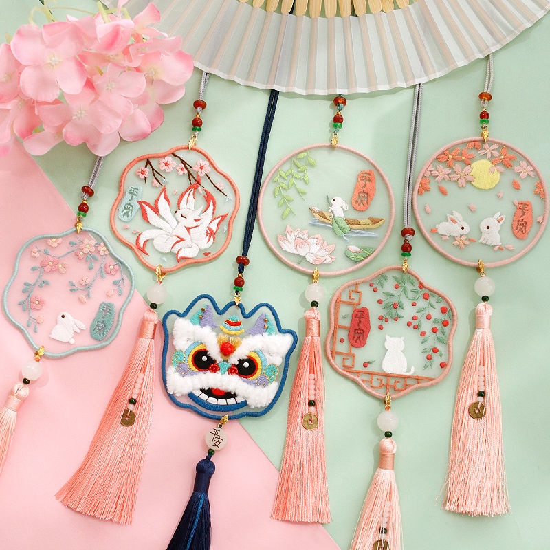 Bộ phụ kiện tự thêu làm móc gắn dây cổ điển hình cỏ/ lá dành cho nữ/quà tặng/trang trí ô tô/bùa may mắn