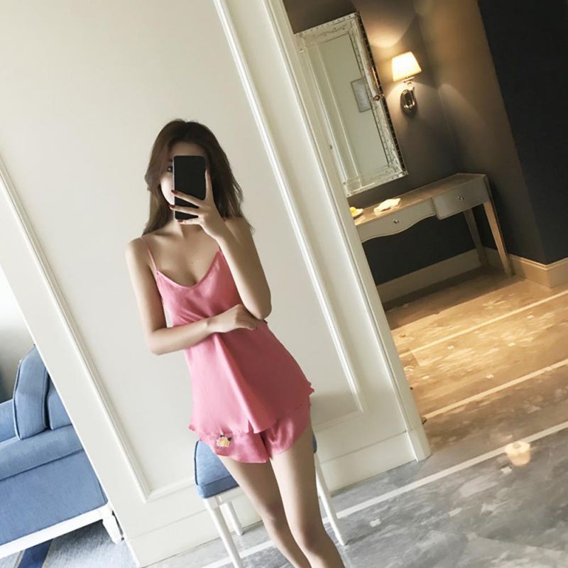 Bộ đồ ngủ gồm áo 2 dây cổ chữ V và quần ngắn lưng cao quyến rũ dành cho nữ | BigBuy360 - bigbuy360.vn