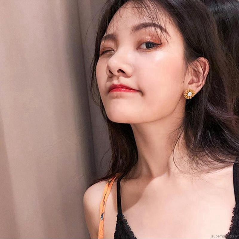 Bông tai xỏ lỗ thiết kế mặt hình hoa cúc đính ngọc trai thời trang đơn giản cho nữ