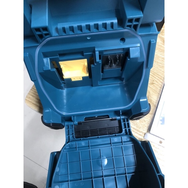 Loa sử dụng ở công trường dùng pin và điện Makita DMR203