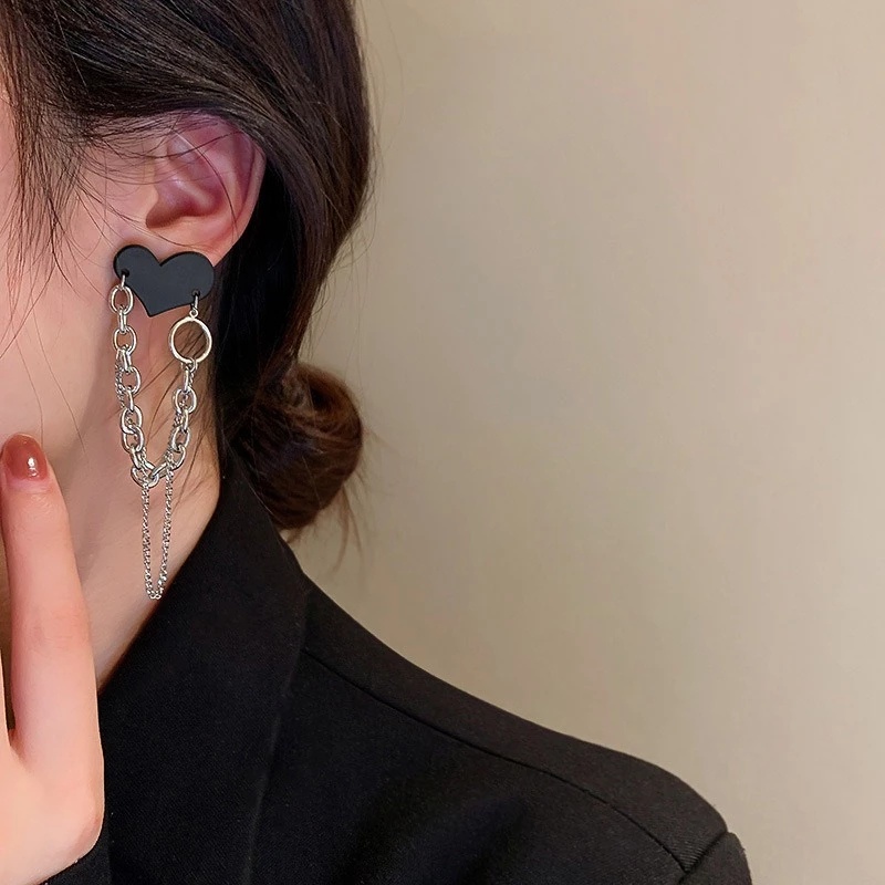 Bông Tai Hình Trái Tim Màu Đen Phối Tua Rua Phong Cách Punk Thời Trang Cho Nữ