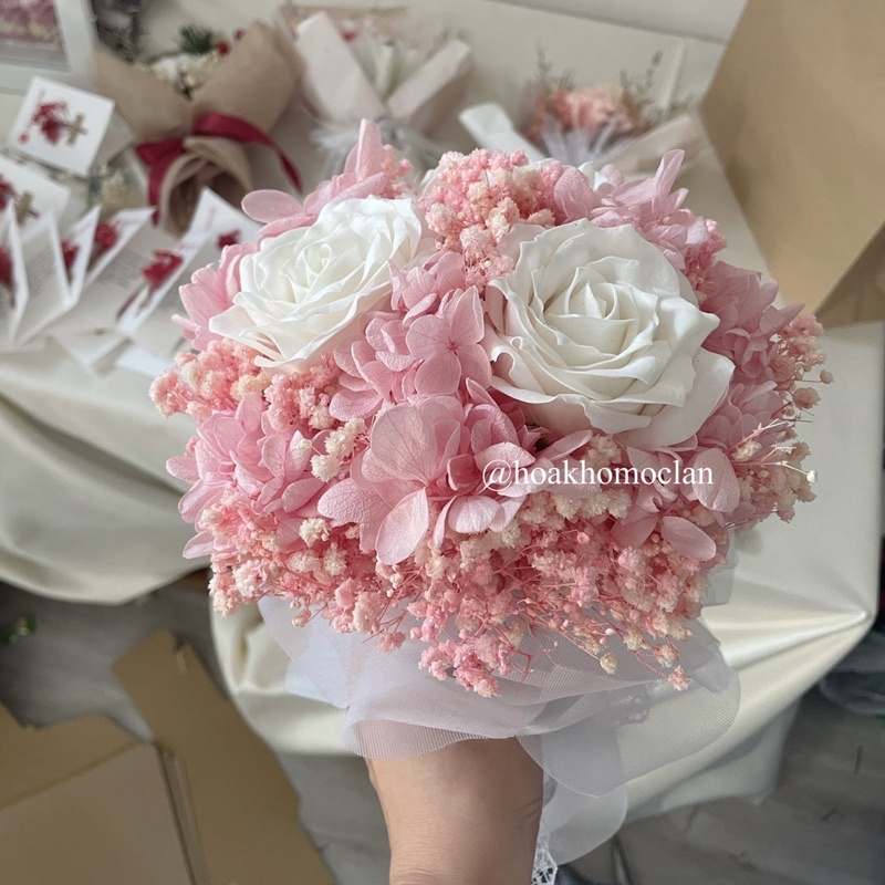 Bó hoa cưới cầm tay cô dâu làm bằng hoa khô bất tử không tàn và hoa hồng foam