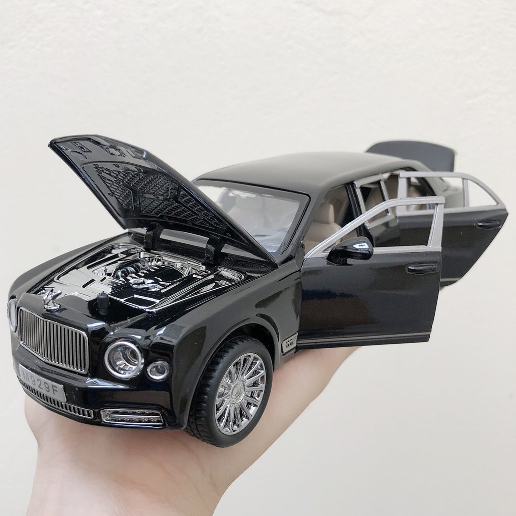 Mô hình xe ô tô Bentley Mulsanne Grand Limousine tỉ lệ 1:24, mở hết cửa, khung xe kim loại chắc chắn