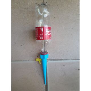 Que cắm tưới nhỏ giọt cho cây trồng gắn vào chai nước