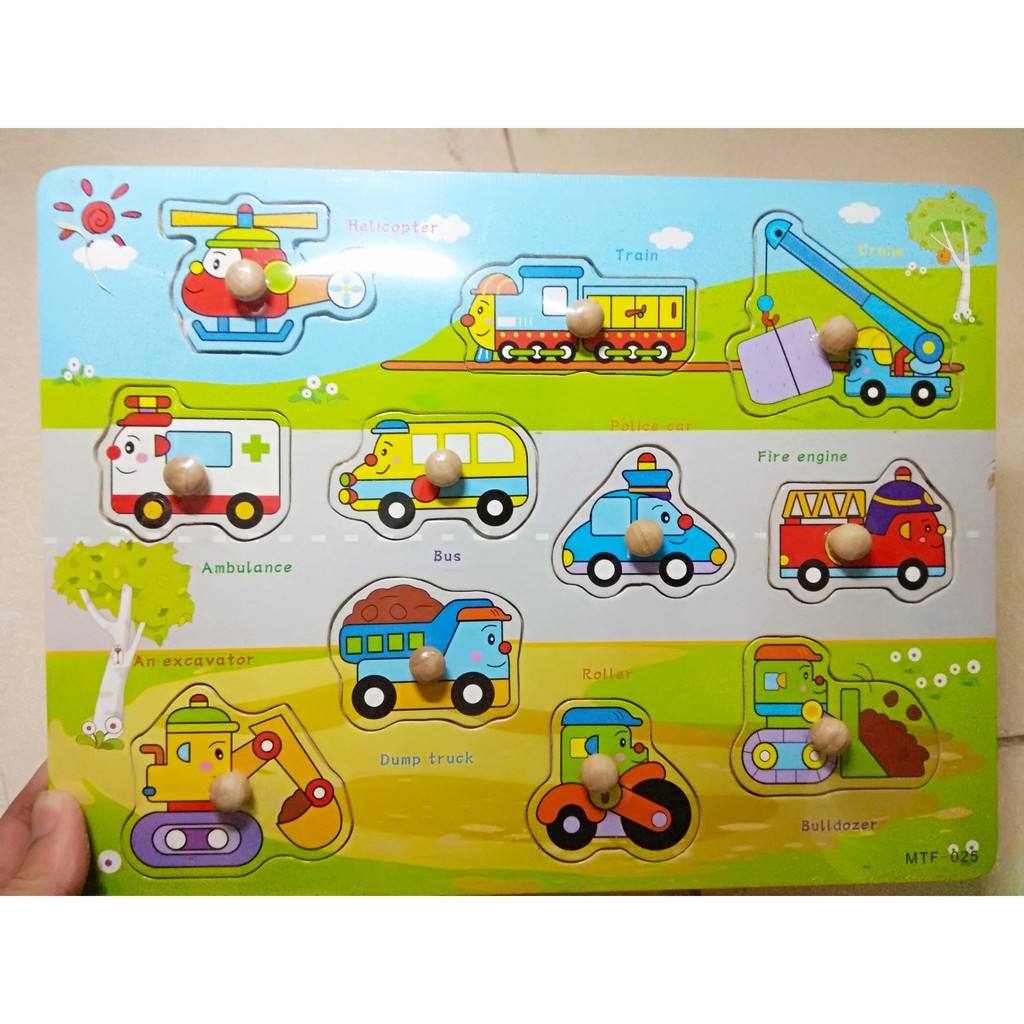 Bảng núm gỗ giúp bé nhận biết các màu sắc, các hình và chữ cái.