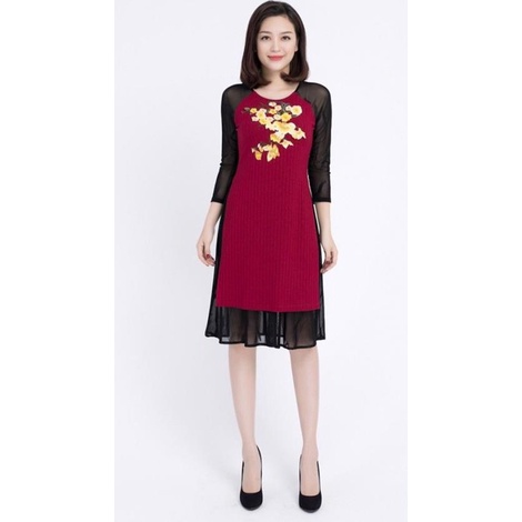 Đầm xòe len đỏ phối lưới đen Lamer kiểu dáng áo dài cách tân cổ tròn tay dài họa tiết hoa mai vàng thêu