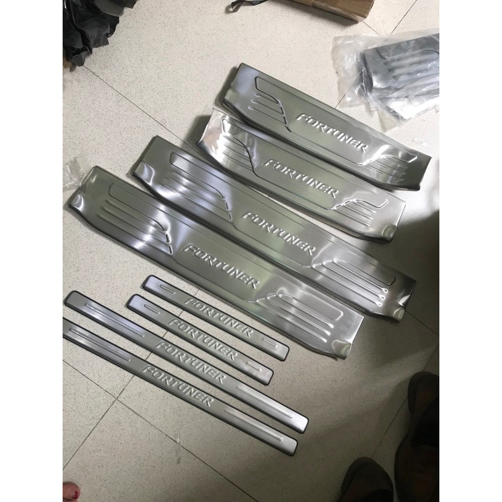 Bộ 8 miếng ốp bậc cửa trong, ngoài Fortuner 2007-2016