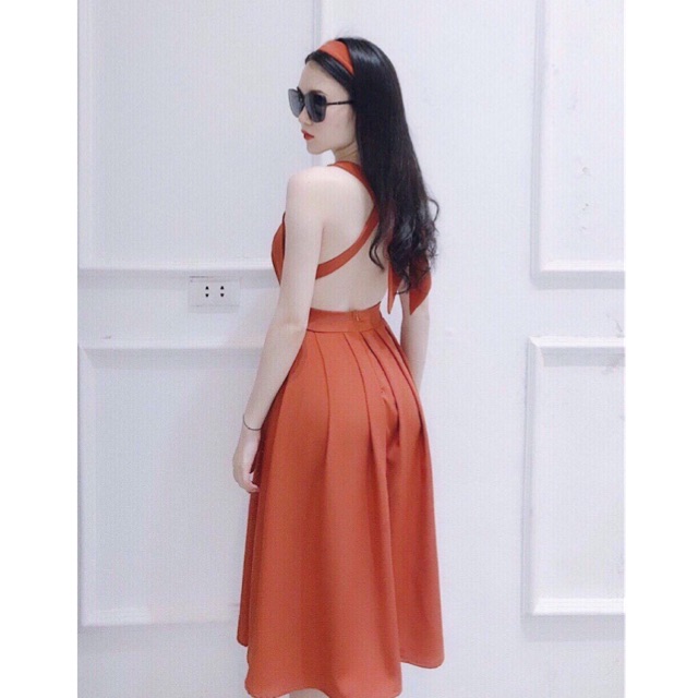 Váy hai dây hở lưng