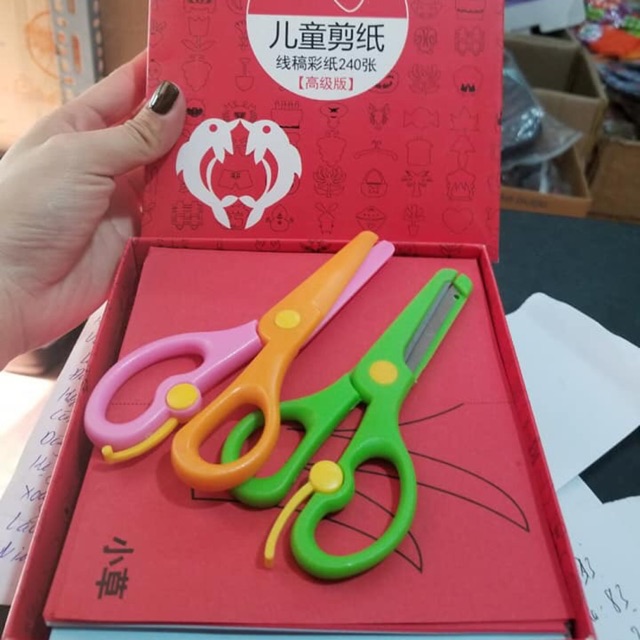 BỘ KÉO CẮT GIẤY THỦ CÔNG CHO BÉ( 240 tờ+ 2 kéo)