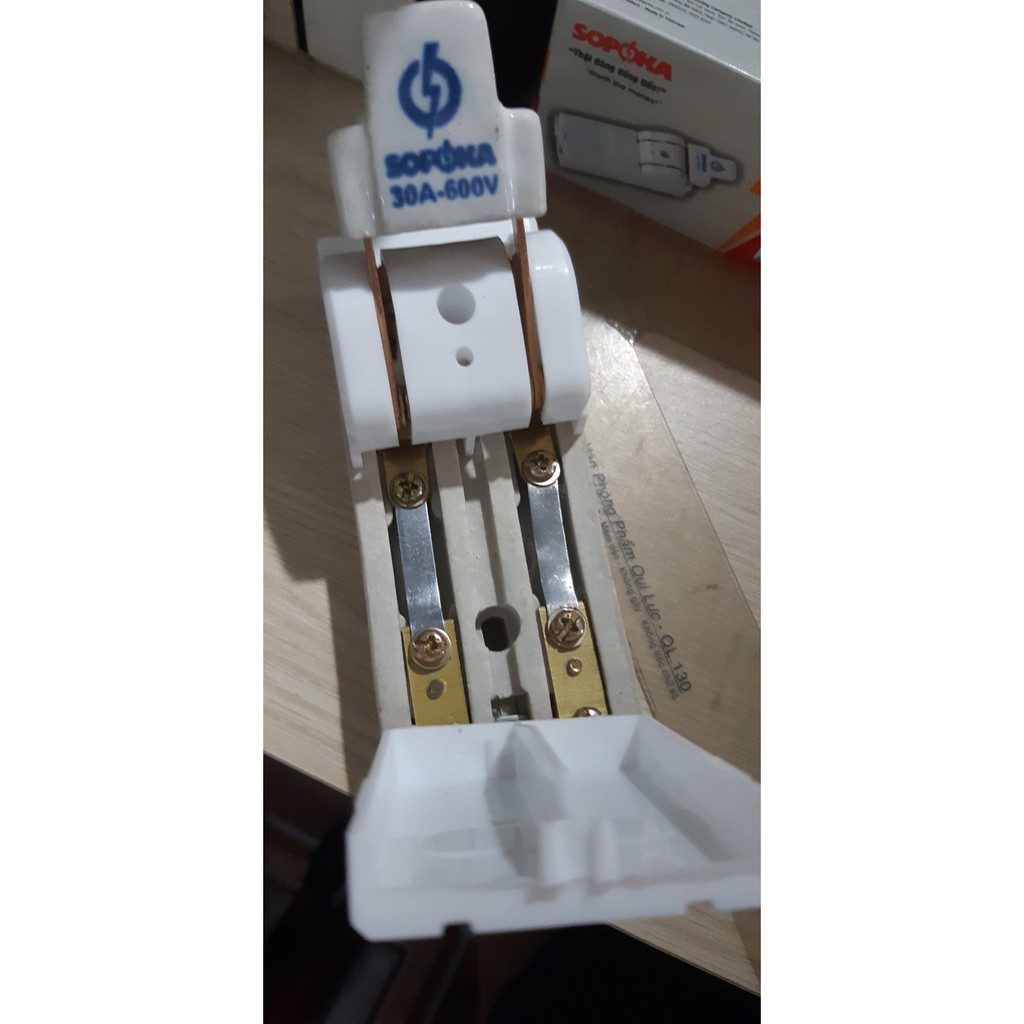Cầu dao đế sứ cực đúc SOPOKA