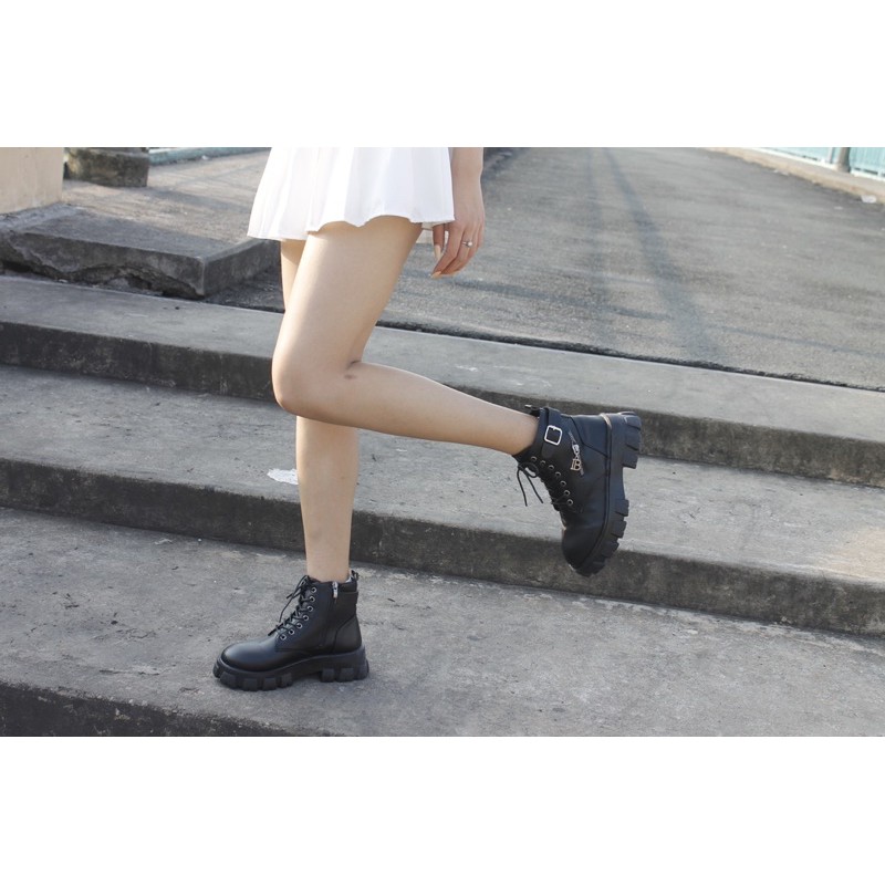 Giày boots đen cổ vừa khoá gài FLATFORM IB | BigBuy360 - bigbuy360.vn