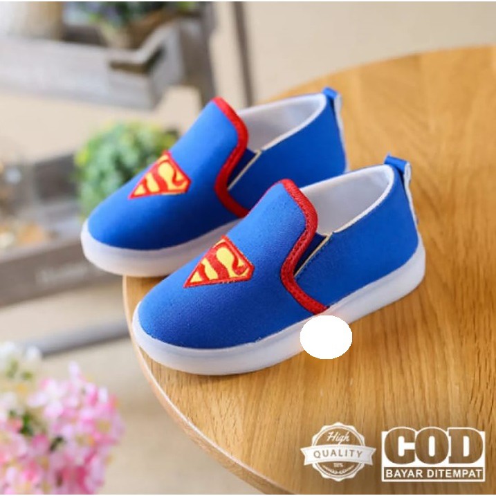 Giày lười hình siêu nhân dễ thương cho bé
