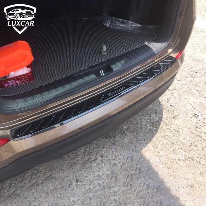 Ốp chống trầy xước cốp xe HYUNDAI TUCSON 2016-2021 | LUXCAR chất liệu INOX-TITAN cao cấp