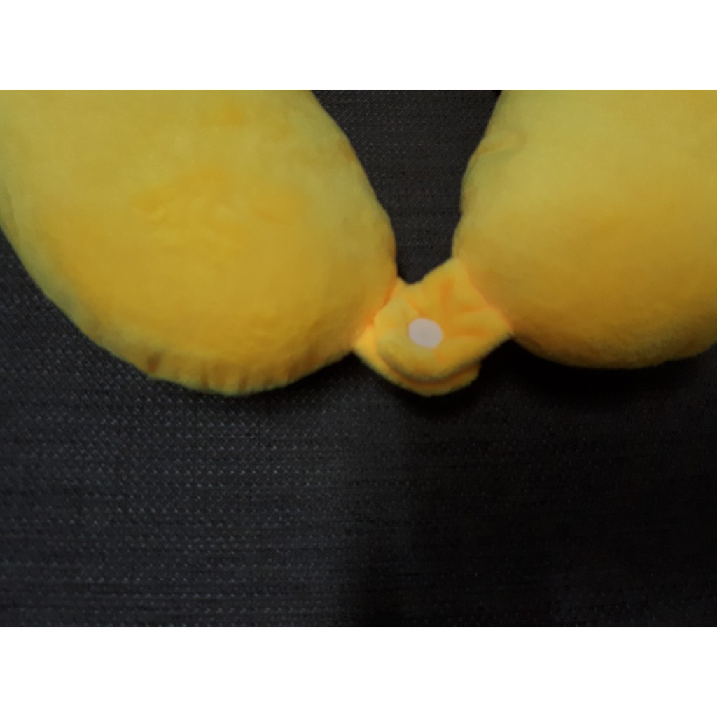 Gối tựa cổ du lịch chư u có dây treo và nút cài - màu vàng