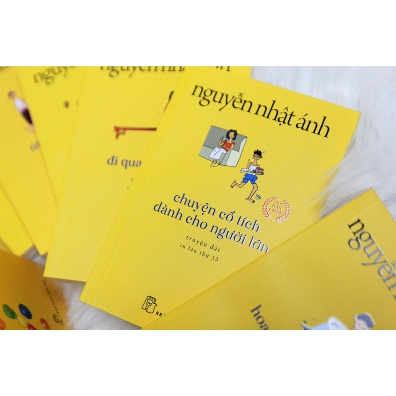 Sách NXB Trẻ - Thời thơ ấu dài lâu - Phiên bản vàng ấm áp