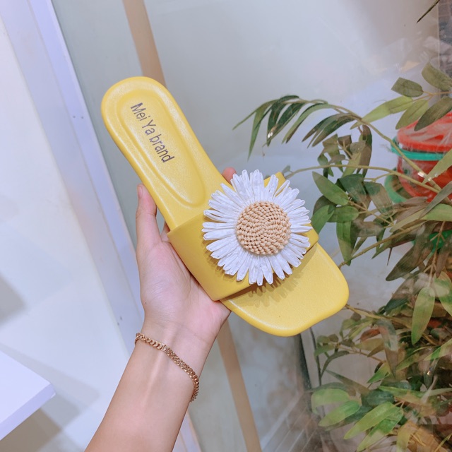 Dép đế bằng quai ngang đính hoa cúc mũi vuông