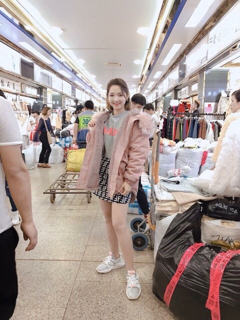 Áp khoác lông nha ce ơi. Đẹp rẽ mẫu nhà mặc nhé. Cầm nặng tay luôn ạ ấm lắm nhé