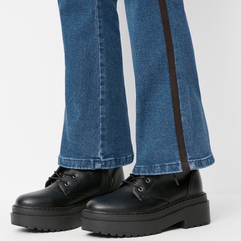 Quần bò jeans bé gái ống hơi loe có 2 viền bên hông dễ thương của Gu - Nhật