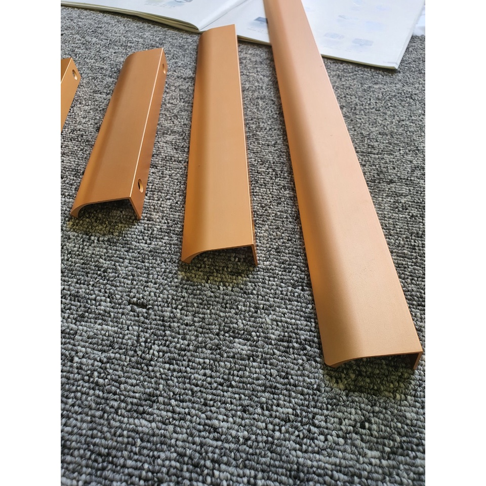 Tay nắm tủ dạng kẹp mép chữ L cong viền, thẳng viền  hợp kim phủ sơn oxi hóa cao cấp, kích thước 600mm- 1 mét