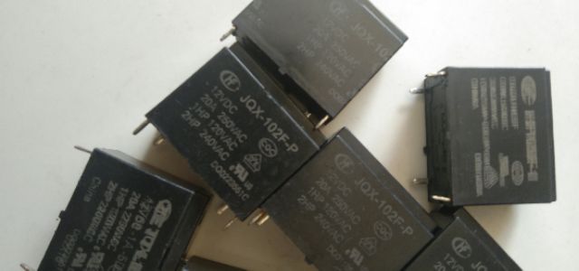 Rơ-le 12V 4 chân chuyên dùng trong bo nguồn bên Huệ Duyên giá 15 k một cái