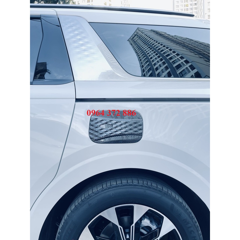 Ốp nắp bình xăng CARBON xe Kia Carnival 2021- 2022 nhựa ABS vân CACBON cao cấp