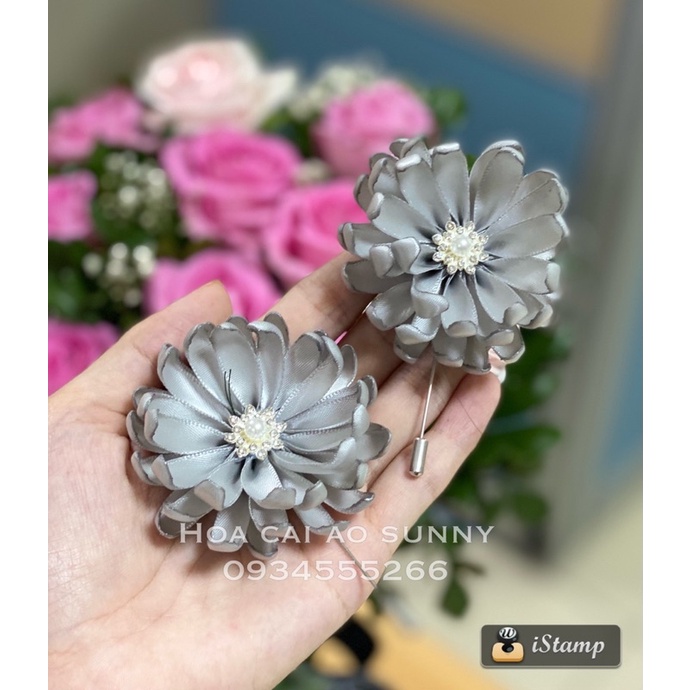 Hoa cúc cài áo màu xanh tây. phụ kiện cài áo sang chảnh