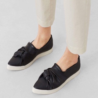 Giày cnk xinh và hoa anh thảo