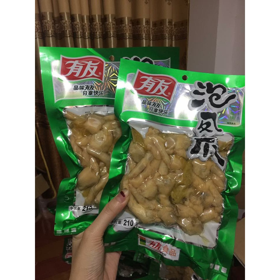 SỈ 1 THÙNG CHÂN GÀ YUYU 180GR MUỐI CAY XANH - TÍM (40 GÓI)