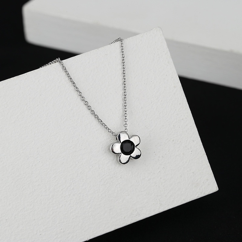 Dây chuyền Haimeikang mặt hình hoa nhỏ màu đen đính kim cương đơn giản dễ phối đồ cho nữ