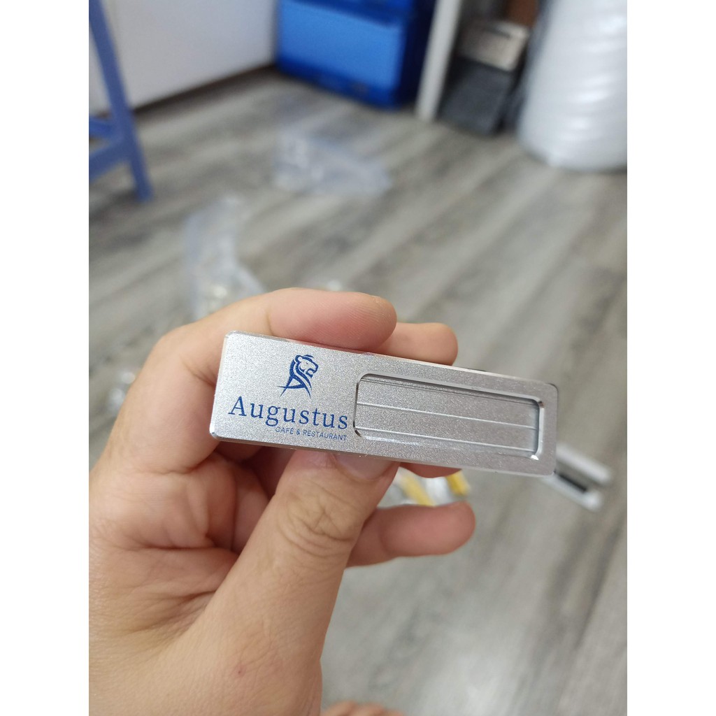 Thẻ thay tên cài áo in UV bền đẹp