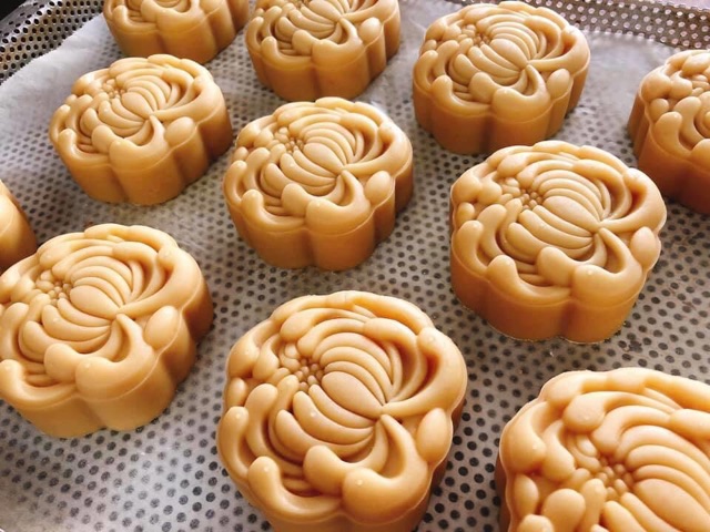 Khuôn trung thu lò xo hoa cúc