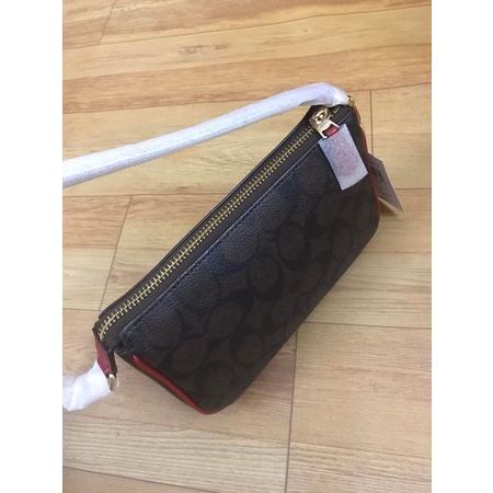 Kẹp nách nữ Coach, logo nâu, viền đỏ, ngang 18cm, hàng Mỹ
