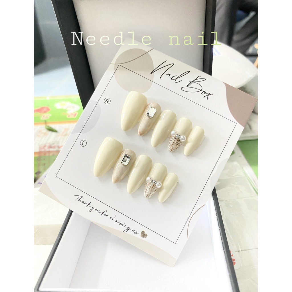 Nail box màu trắng sữa đính ngọc xinh nhẹ nhàng