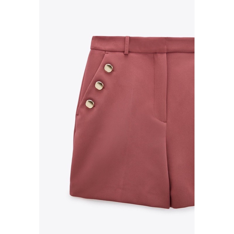 Quần shorts đính cúc