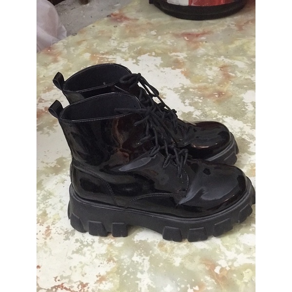 Boot đen bóng