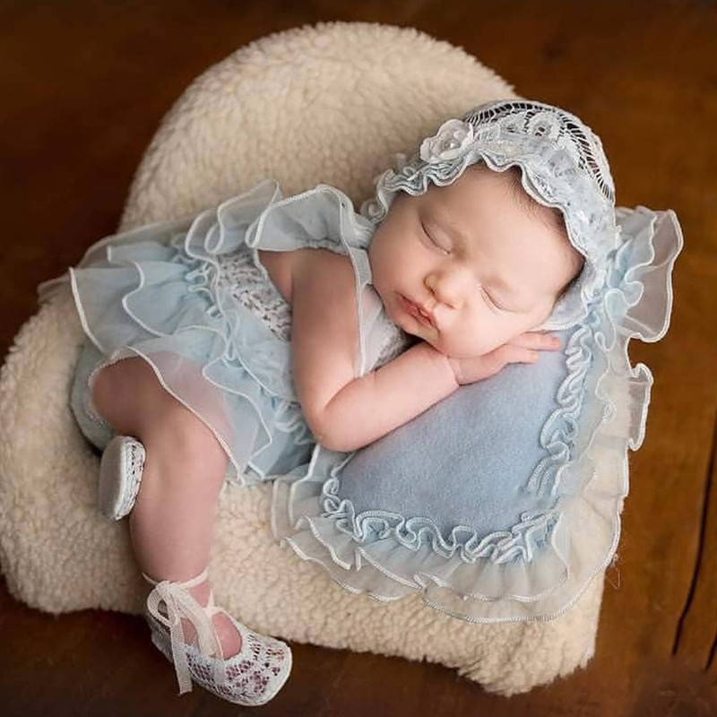 Bộ đầm + nón + gối + quần đùi + đôi giày vải ren làm phụ kiện chụp ảnh đáng yêu dành cho trẻ sơ sinh