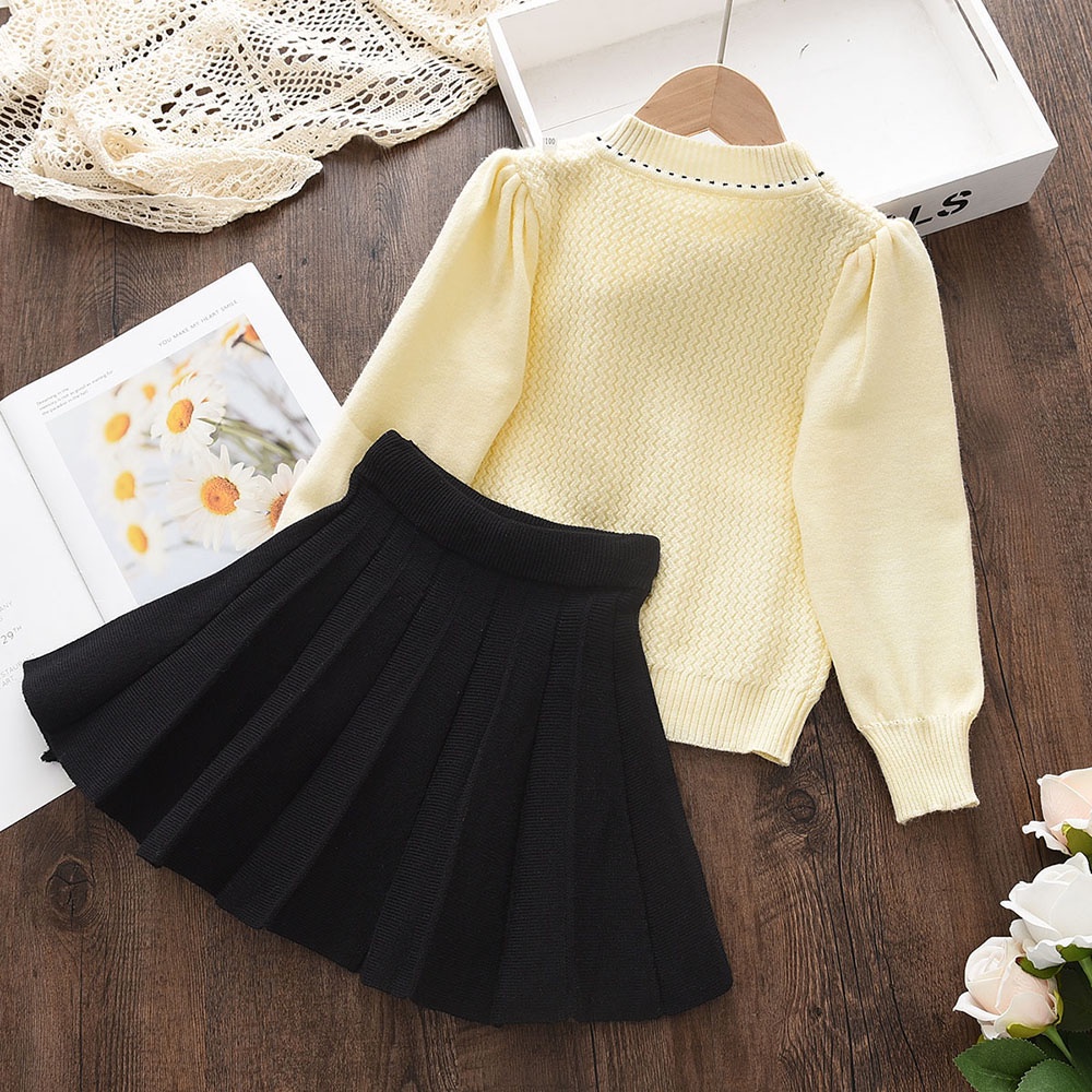 Trang phục Bear Leader gồm áo sweater tay dài màu trơn phối chân váy xếp nếp phong cách thu đông mới cho bé gái 2-6 tuổi