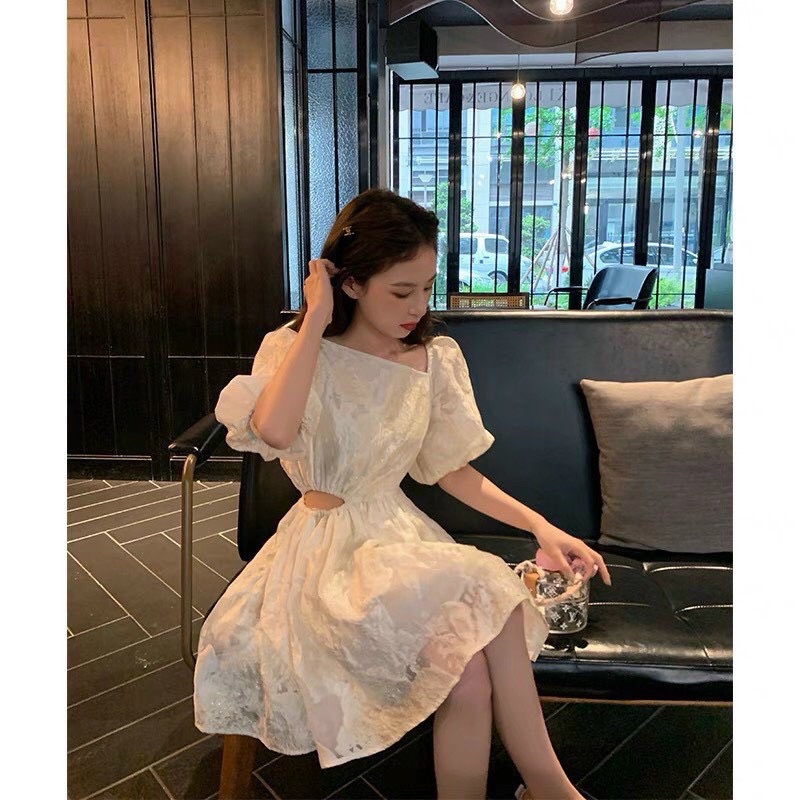 Đầm trắng lệch vai khoét eo