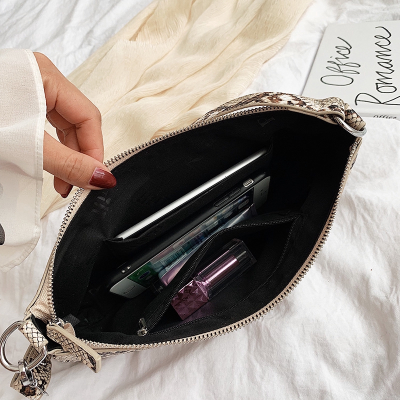 Túi đeo chéo họa tiết da rắn cá tính