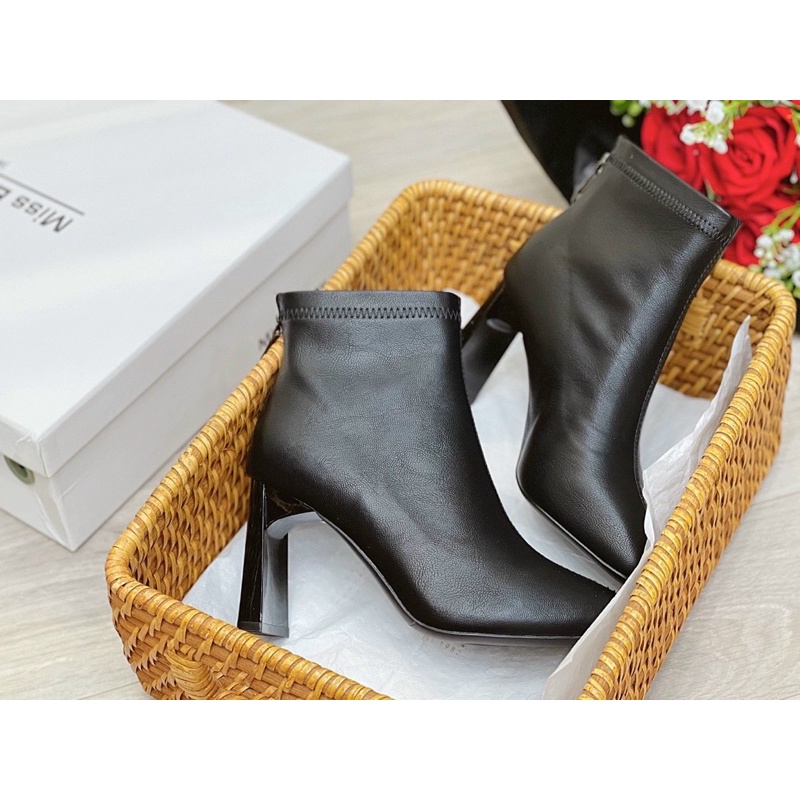 Bốt cổ thấp, hàng da thật sờ mướt tay, đằng sau có khóa tiện lợi, gót dẹt 9f tôn dáng