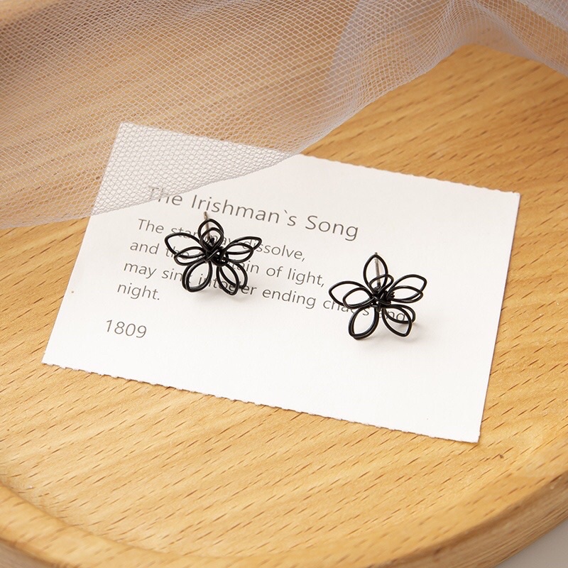 Bông tai hoa đen nhỏ xinh dễ thương cho nữ