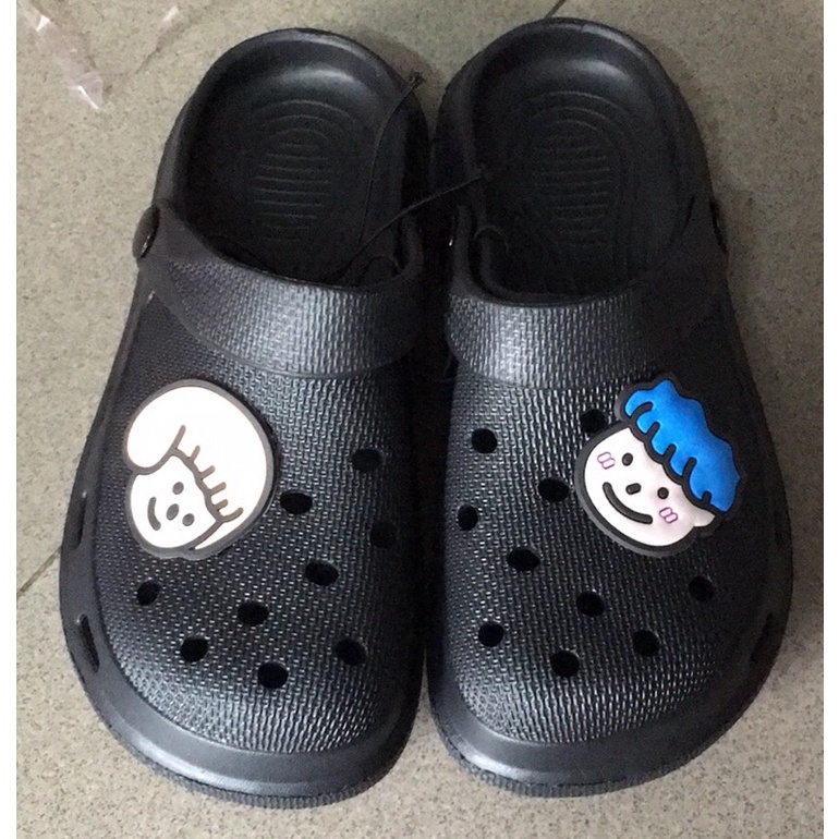Dép sục Crocs thoáng lỗ Chi Bi dễ thương màu đen