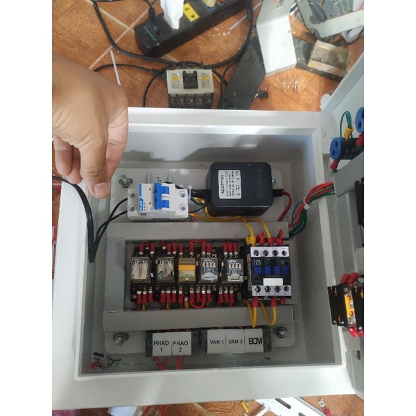 Tủ điện 1 máy bơm cho 2 nhà hoặc 2 bồn xài chung nguồn