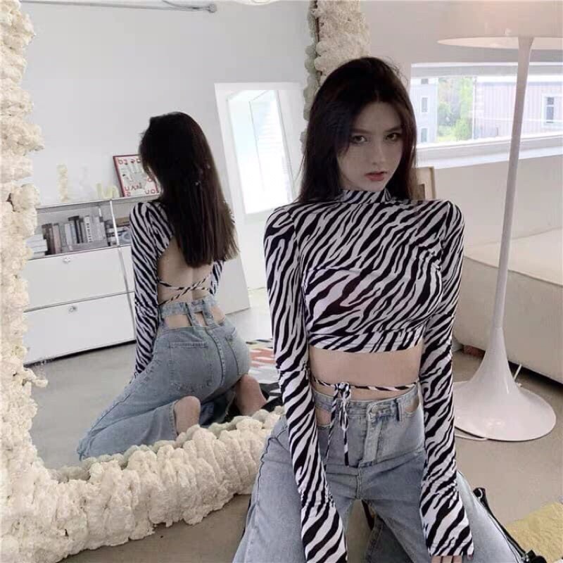 Áo croptop vằn trắng đen cổ cao hở lưng thắt nơ tay dài