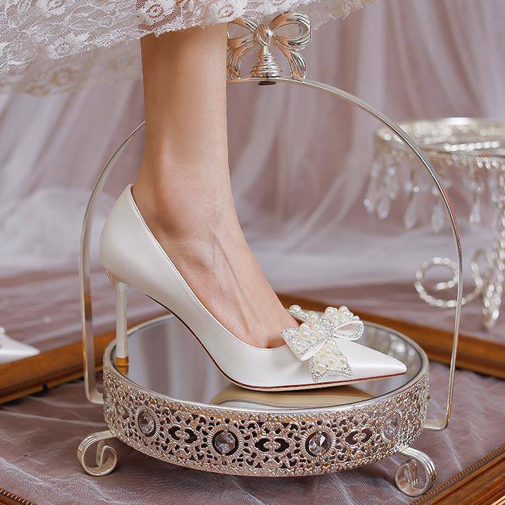 Giày cao gót hai chiều phong cách thời trang đám cưới dành cho mẹ bầu
