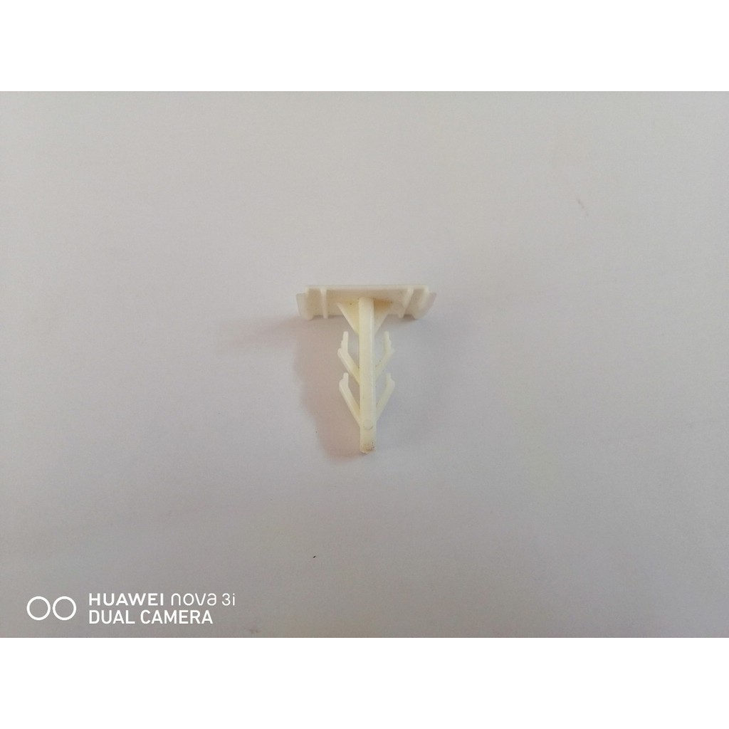 Vít nhựa xe Ford Transit