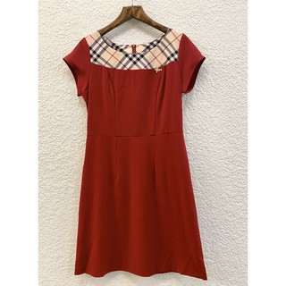 Đầm Nữ Burbery Cổ Tròn Phối Nút