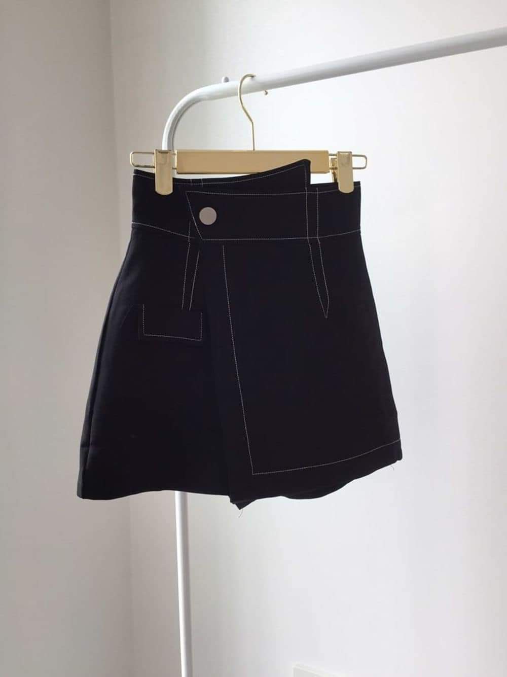 Chân váy viền quảng châu lệch tà xinh xắn | BigBuy360 - bigbuy360.vn