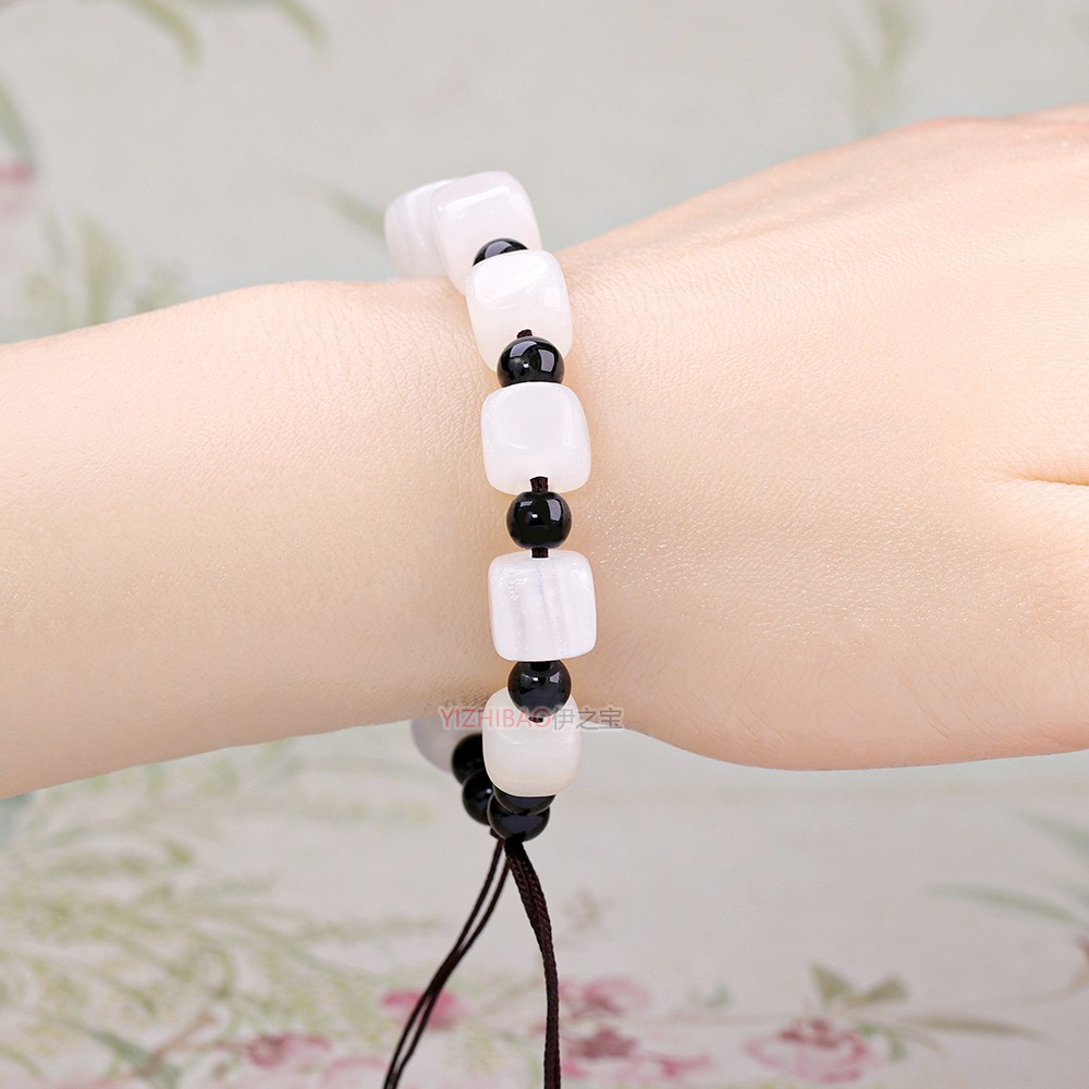 Vòng tay đá ngọc bích tự nhiên màu trắng xinh xắn | BigBuy360 - bigbuy360.vn