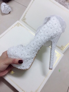 Giầy cưới ren đính hoa.